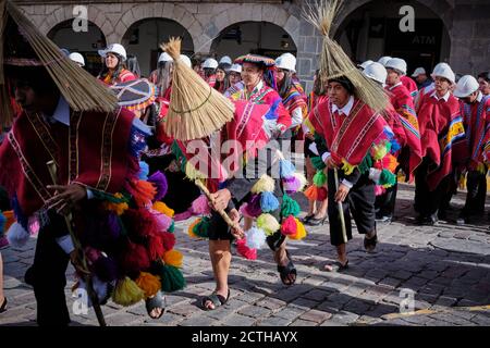 Männer männliche Büroangestellte in Kostümen tanzen in einer Parade während des Inti Raymi'rata Sonnenfestes über die Wintersonnenwende, Cusco, Peru Stockfoto