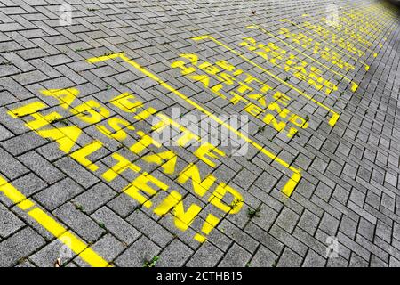 Dortmund, 23. September 2020: BITTE ABSTAND halten! Markierungen auf dem Boden vor dem bvb09 Fanshop im Signal Iduna Park (Westfalenstadion) in Dortmund --- Dortmund, 23.09.2020: > BITTE STEHEN HALTEN!< Markierungen auf dem Boden vor dem Fanshop des bvb09 am Signal Iduna Park (Westfalenstadion) in Dortmund Stockfoto