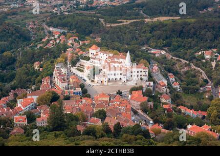 Sintra, Portugal - 11. September 2020: Luftaufnahme des Nationalpalastes von Sintra, Portugal, Es war ein königlicher Palast und heute ist es im Besitz des Hafens Stockfoto