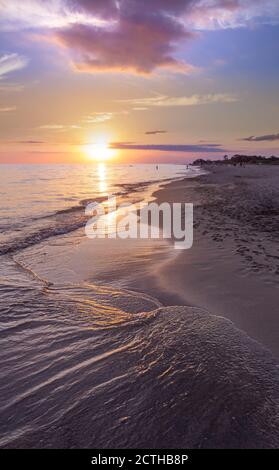 Sommerzeit: Sonnenuntergang am Strand. Torre Mozza Beach ist einer der längsten und attraktivsten unter denen im südlichen Teil des Salento in Apulien, Italien. Stockfoto