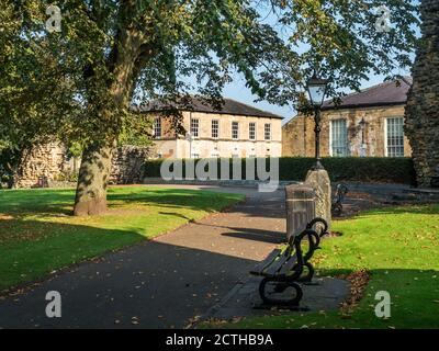 Knaresborough Castle Gelände im Frühherbst mit ehemaliger National School Gebäude hinter Knaresborough North Yorkshire England Stockfoto