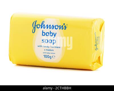 BUKAREST, RUMÄNIEN - 23. APRIL 2015. Johnson's Baby Seife mit Honig isoliert auf weiß, Produkt im Besitz von Johnson & Johnson Company Stockfoto