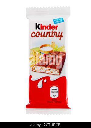 BUKAREST, RUMÄNIEN - 2. APRIL 2015. Kinder Country Bar, ein frischer Snack aus cremiger Milchfüllung mit Puffreis, mit Schokolade überzogen Stockfoto