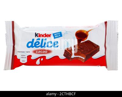 BUKAREST, RUMÄNIEN - 2. APRIL 2015. Kinder Delice, ein frischer Snack aus Milch und weicher Biskuitkuchen mit Schokolade, hergestellt von Ferrero Stockfoto