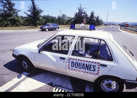 Französische Zollbeamte Drogenkontrolle Inspektion auf der Autobahn A7, Rhone-Tal, Frankreich Stockfoto