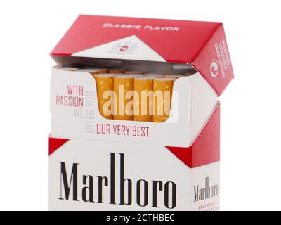 BUKAREST, RUMÄNIEN - 6. APRIL 2015. Packung Marlboro Zigaretten isoliert auf weiß, von Philip Morris gemacht Stockfoto