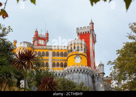 Nationalpalast von Pena, Portugal. Berühmte Burg in der Nähe der Stadt Sintra, einer der am meisten besuchten Sehenswürdigkeiten in Portugal. Stockfoto