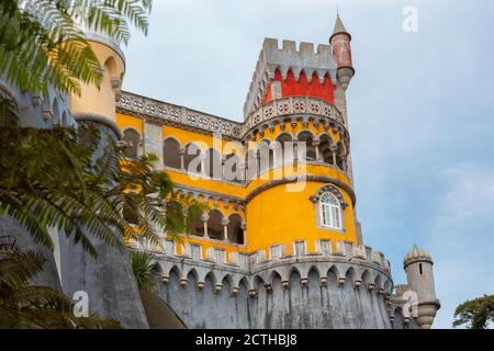 Nationalpalast von Pena, Portugal. Berühmte Burg in der Nähe der Stadt Sintra, einer der am meisten besuchten Sehenswürdigkeiten in Portugal. Stockfoto