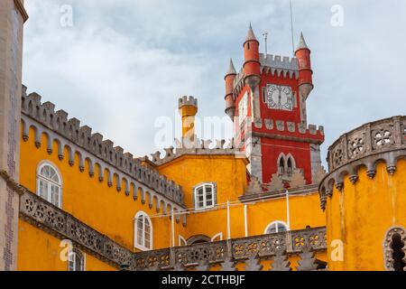 Nationalpalast von Pena, Portugal. Berühmte Burg in der Nähe der Stadt Sintra, einer der am meisten besuchten Sehenswürdigkeiten in Portugal. Stockfoto