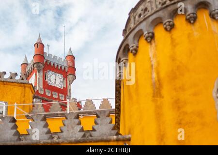 Nationalpalast von Pena, Portugal. Berühmte Burg in der Nähe der Stadt Sintra, einer der am meisten besuchten Sehenswürdigkeiten in Portugal. Stockfoto