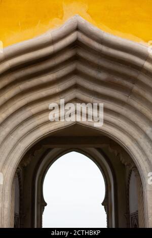 Nationalpalast von Pena, Portugal. Berühmte Burg in der Nähe der Stadt Sintra, einer der am meisten besuchten Sehenswürdigkeiten in Portugal. Stockfoto