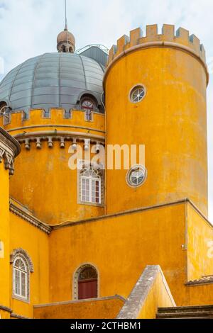 Nationalpalast von Pena, Portugal. Berühmte Burg in der Nähe der Stadt Sintra, einer der am meisten besuchten Sehenswürdigkeiten in Portugal. Stockfoto