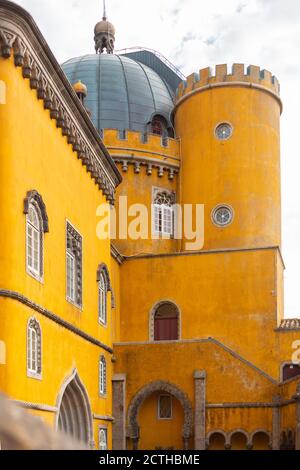 Nationalpalast von Pena, Portugal. Berühmte Burg in der Nähe der Stadt Sintra, einer der am meisten besuchten Sehenswürdigkeiten in Portugal. Stockfoto