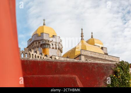 Nationalpalast von Pena, Portugal. Berühmte Burg in der Nähe der Stadt Sintra, einer der am meisten besuchten Sehenswürdigkeiten in Portugal. Stockfoto