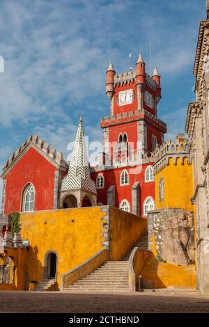 Nationalpalast von Pena, Portugal. Berühmte Burg in der Nähe der Stadt Sintra, einer der am meisten besuchten Sehenswürdigkeiten in Portugal. Stockfoto