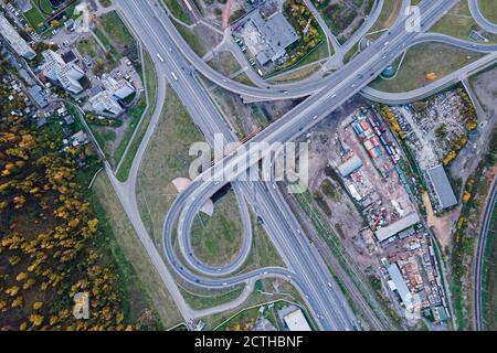 Straßenverkehrsknotenpunkt am Stadtrand von Krasnojarsk, aufgenommen mit einer Drohne Kamera, Draufsicht, Waldvorland und Infrastruktur Stockfoto