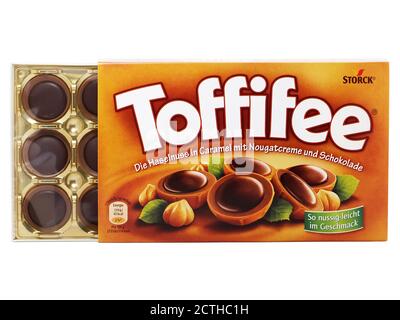 BUKAREST, RUMÄNIEN - 8. APRIL 2015. Schachtel Toffifee Bonbons, isoliert auf Weiß, hergestellt von Storck Stockfoto