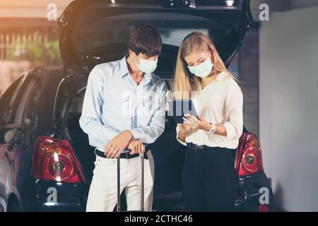 Lebensstile und Transportkonzepte der Menschen. Sicherheits- und Pandemiekonzept. Coronavirus-Geräte. Stockfoto