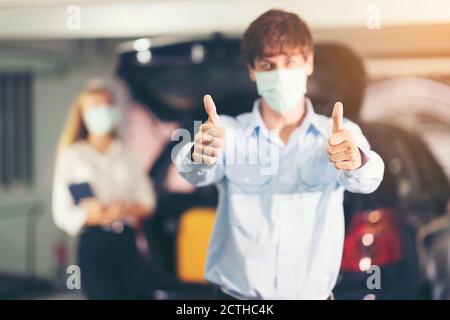 Lebensstile und Transportkonzepte der Menschen. Sicherheits- und Pandemiekonzept. Coronavirus-Geräte. Stockfoto
