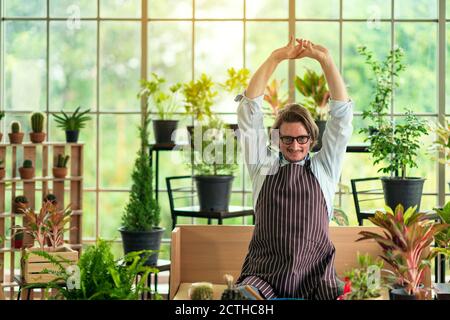 Ein Mann oder Großvater mit genießt Gartenarbeit für den Baum zu Hause nach dem Ruhestand. Stockfoto