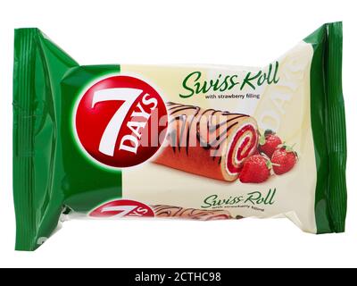 BUKAREST, RUMÄNIEN - 9. APRIL 2015. 7days Swiss Roll mit Erdbeerfüllung isoliert auf Weiß Stockfoto