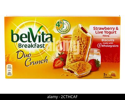 BUKAREST, RUMÄNIEN 7. APRIL 2016. Belvita Frühstück Duo Crunch, Erdbeere und Live Joghurt Füllung, Kekse mit Vollkornprodukten Stockfoto