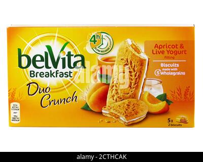 BUKAREST, RUMÄNIEN - 7. APRIL 2016. Belvita Frühstück Duo Crunch, Aprikose und live Joghurt Füllung, Kekse mit Vollkornprodukten gemacht Stockfoto