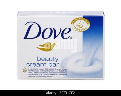 BUKAREST, RUMÄNIEN - 8. MÄRZ 2016. Dove Beauty Creme Stück Seife auf weiß isoliert. Dove ist eine Marke für Körperpflege im Besitz von Unilever Stockfoto