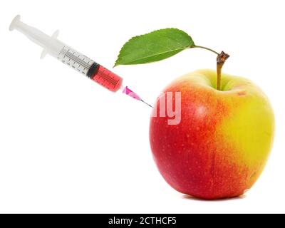 Spritzen in einem Apfel stecken. Konzept der genetischen Veränderung von Früchten und künstliche Reifung Stockfoto