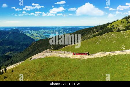 Die SchafbergBahn ist die steilste Zahnradbahn Österreichs. Seit 1893 haben mächtige Dampflokomotiven ihren Weg von der seeseitigen Basis stat angetrieben Stockfoto