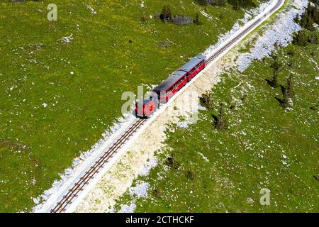 Die SchafbergBahn ist die steilste Zahnradbahn Österreichs. Seit 1893 haben mächtige Dampflokomotiven ihren Weg von der seeseitigen Basis stat angetrieben Stockfoto