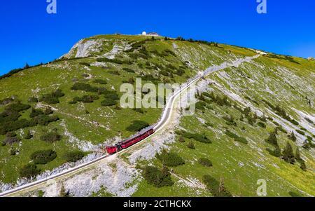 Die SchafbergBahn ist die steilste Zahnradbahn Österreichs. Seit 1893 haben mächtige Dampflokomotiven ihren Weg von der seeseitigen Basis stat angetrieben Stockfoto