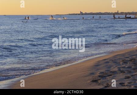 Sommerzeit: Strand laufen. Der Strand Torre San Giovanni ist einer der längsten und attraktivsten unter denen im Süden des Salento in Apulien, Italien. Stockfoto