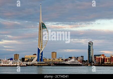 Blick auf Portsmouth Waterfront, Gunwarf Quays und Spinnaker Tower von Gosport Stockfoto