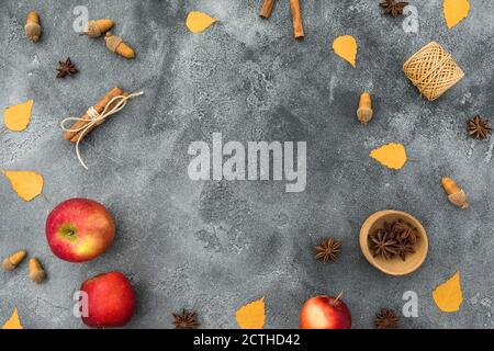 Thanksgiving Tageskonzept. Herbstblätter, Apfel, Zimt und Eicheln im Dunkeln. Flach liegend, Draufsicht Stockfoto