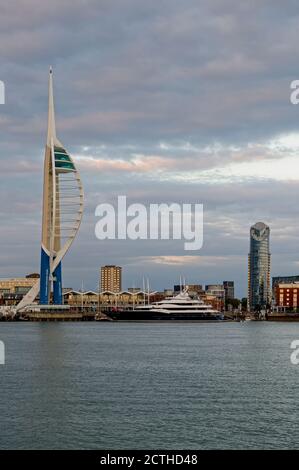 Blick auf Portsmouth Waterfront, Gunwarf Quays und Spinnaker Tower von Gosport Stockfoto