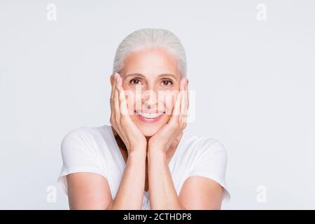 Close-up Porträt von ihr sie schön aussehend attraktiv schön erfreut gepflegt Fröhlich fröhlich fröhlich froh zart grauhaarige Dame über hellweiß isoliert Stockfoto