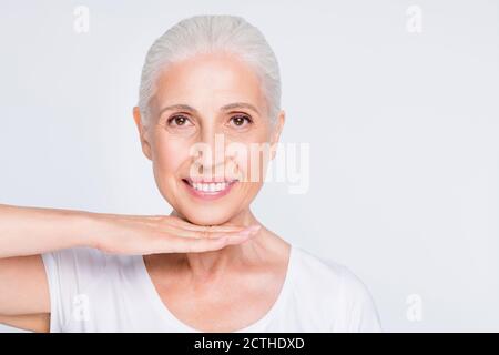 Close-up Porträt von ihr sie schön aussehende attraktive schöne fröhlich fröhlich Positive gesunde Glanz grauhaarige Dame demonstriert perfekte elastische Stockfoto