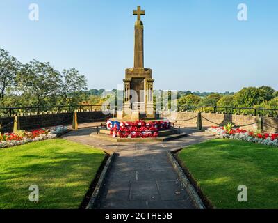 Kriegsdenkmal im Schlossgelände in Knaresborough in der frühen Herbst North Yorkshire England Stockfoto