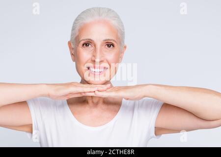 Close-up Porträt von ihr sie schön aussehende attraktiv schön gepflegt fröhlich Fröhliche positive grauhaarige Dame zeigt perfekte saubere klare Haut Stockfoto