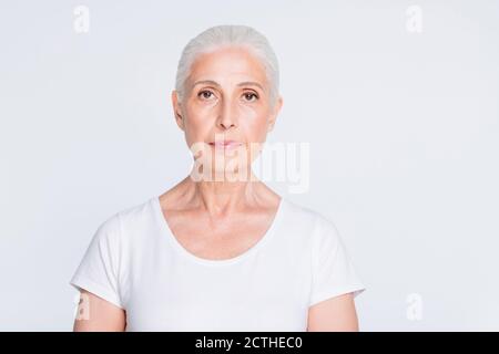 Nahaufnahme Porträt von ihr sie schön aussehende attraktiv gepflegt konzentriert Ruhe Grauhaarige Dame isoliert über hellweißen grauen Pastellhintergrund Stockfoto