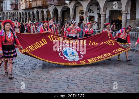 Bauingenieurstudenten der Technischen Universität der Anden märz in farbenfrohem Kostüm mit Banner während der Inti Raymi'rata Sun Festival Stockfoto