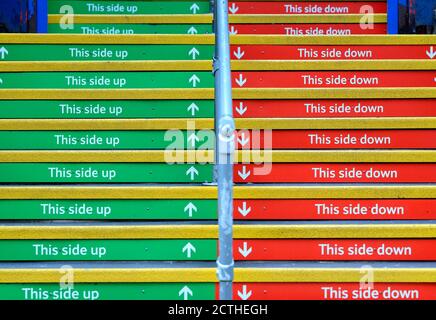 London, England, Großbritannien. One-Way-Schritte bis Charing Cross Station, während der COVID Pandemie, September 2020 Stockfoto
