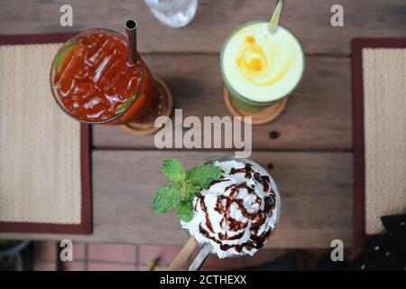 Zitronentee, Eis und grüner Tee in der obersten Ansicht Stockfoto