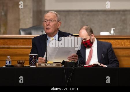 US-Senator Lamar Alexander (Republikaner von Tennessee), Vorsitzender des Ausschusses für Gesundheit, Bildung, Arbeit und Renten des US-Senats, spricht während einer Anhörung auf dem Capitol Hill, in Washington, Mittwoch, 23. Oktober 2020.Quelle: Graeme Jennings/Pool via CNP Stockfoto