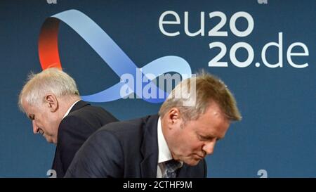 Berlin, Deutschland. September 2020. Horst Seehofer (CSU, l), Bundesminister des Innern, für Bau und Heimat, verlässt das Bundesministerium des Innern nach einer Presseerklärung hinter Innenminister Helmut Teichmann. Seehofer gab seine Stellungnahme ab, nachdem die EU-Kommission in Brüssel Vorschläge zur Reform der EU-Migrations- und Asylpolitik vorgelegt hatte. Quelle: John MacDougall/AFP/Pool/dpa/Alamy Live News Stockfoto