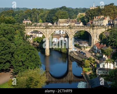 Eisenbahnviadukt über den Fluss Nidd ein denkmalgeschütztes Gebäude in Knaresborough North Yorkshire England Stockfoto