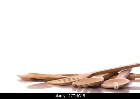Küchengeräte aus Bambus aus Holz. Fünf Stücke liegen auf Oberfläche isoliert auf weiß Stockfoto