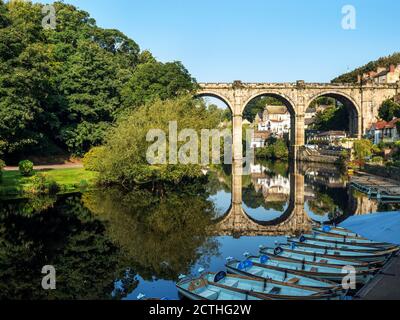 Eisenbahnviadukt über den Fluss Nidd ein denkmalgeschütztes Gebäude in Knaresborough North Yorkshire England Stockfoto