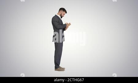 Frische Ideen konzentrierte junge Mann in formalwear Holding Note pa Stockfoto